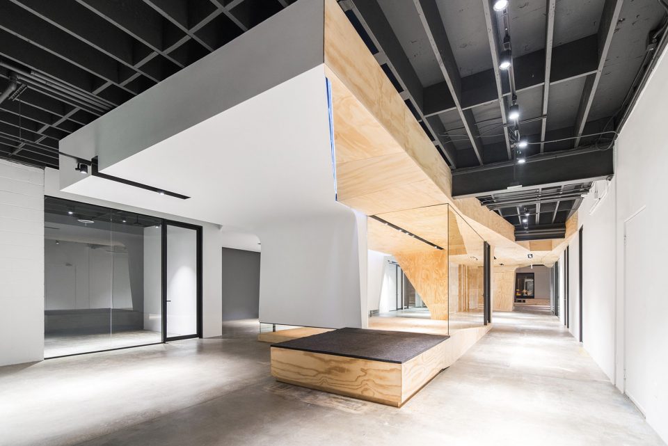 鄭州強(qiáng)烈空間對比辦公室裝修改造